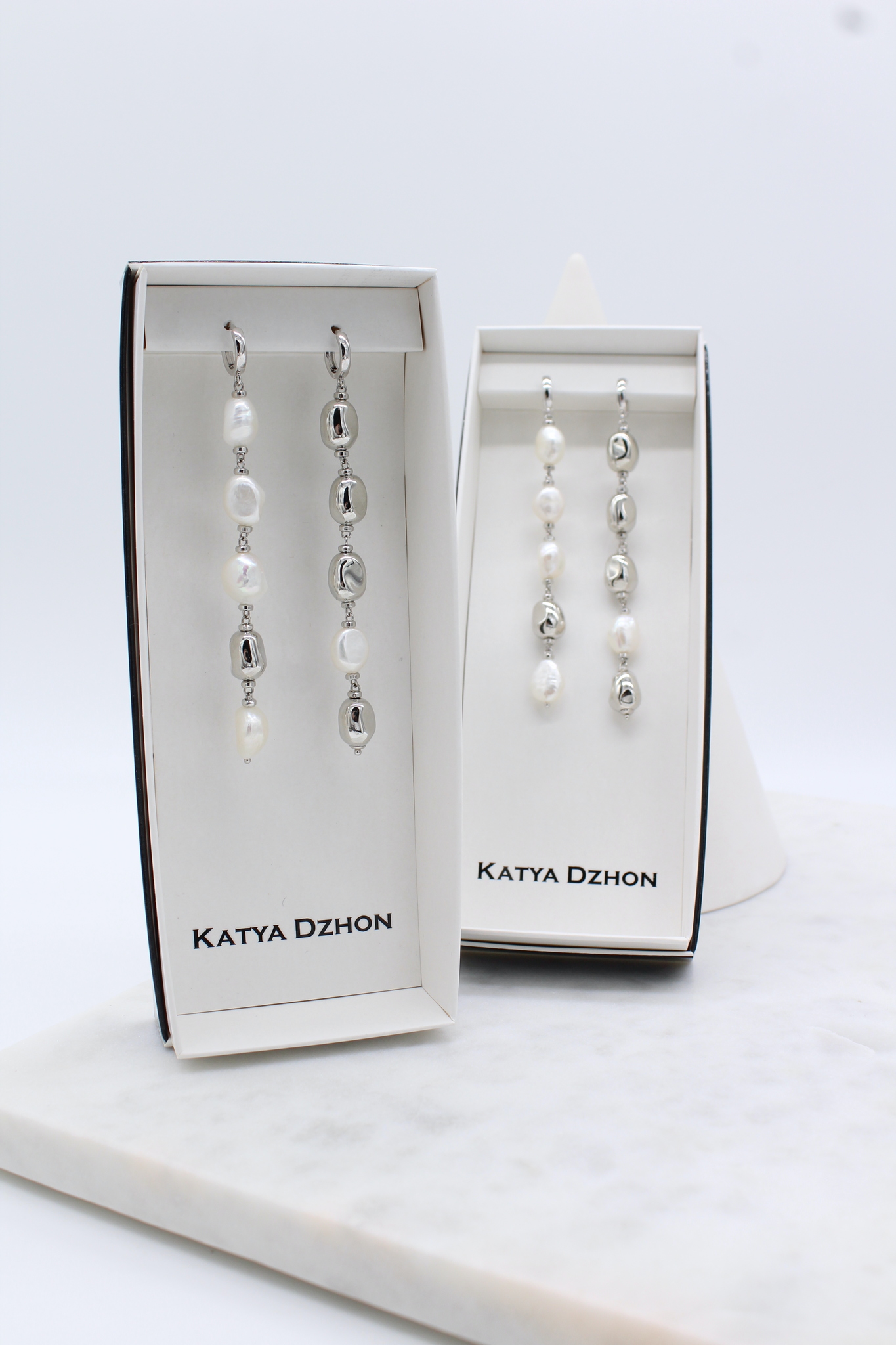 Серьги Katya Dzhon асимметричные с жемчугом и металлическими бусинами