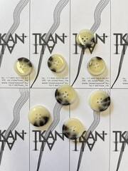 Пуговица пластиковая четырехпрокольная (имитация роговой) (Пластик, Роговой/светлый песочный беж с серым, 22)