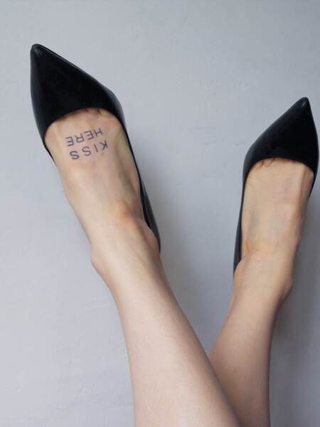 Tatuaje: Frase: Kiss Here por Risha Tattoo - Tatuajes para Mujeres