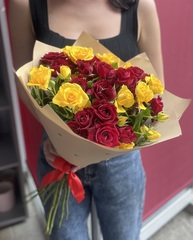 Яркий букет из 11 кустовых красных и желтых роз