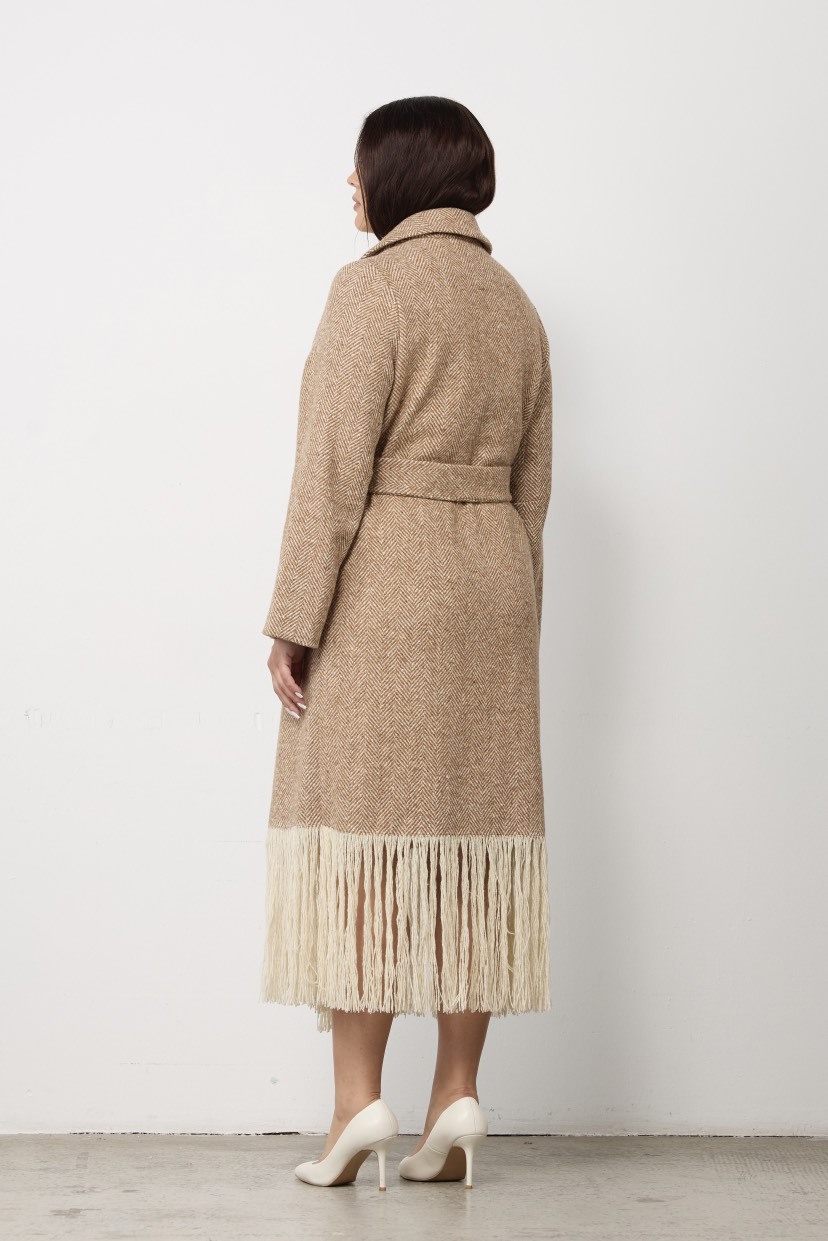 Пальто с бахромой в елочку