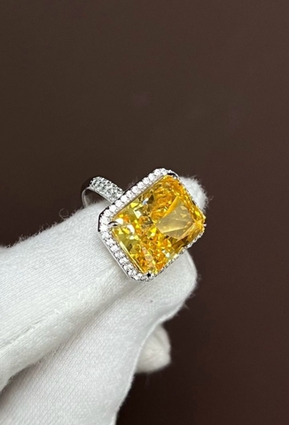43027- Кольцо из серебра с крупным? желтым прямоугольным цирконом особой огранки