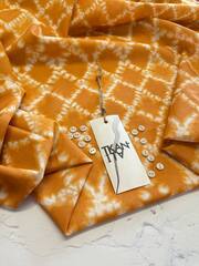 Блузочно-плательный батист с рисунком (100%хлопок, Оранжевый загар/сетка белых ромбов и элементы тай-дай, 139, 80 гр/м2)