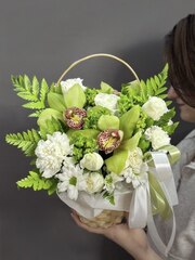 Авторская корзина с фисташковыми орхидеями
