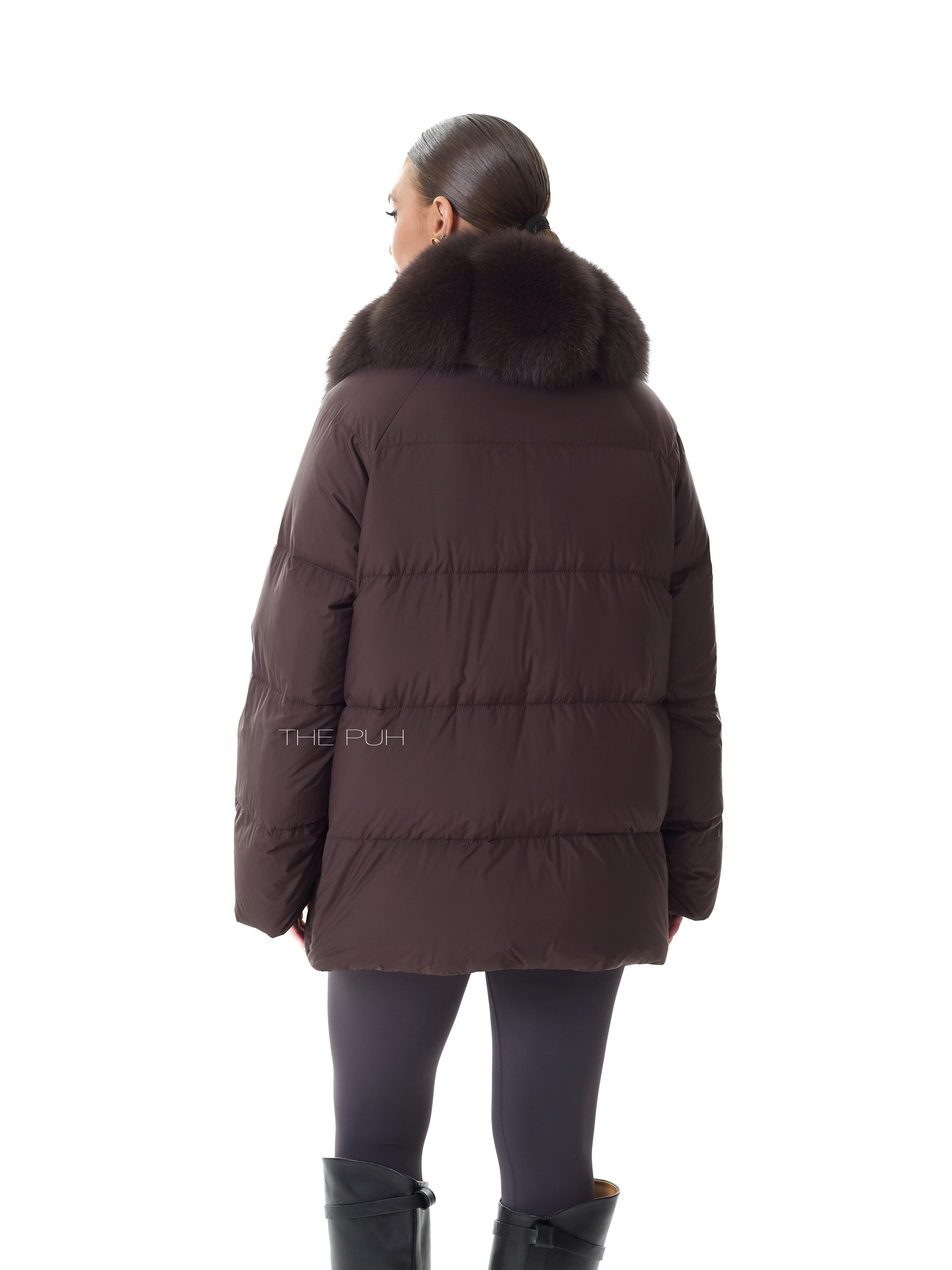 Винный удлиненный пуховик с поясом и меховым воротником