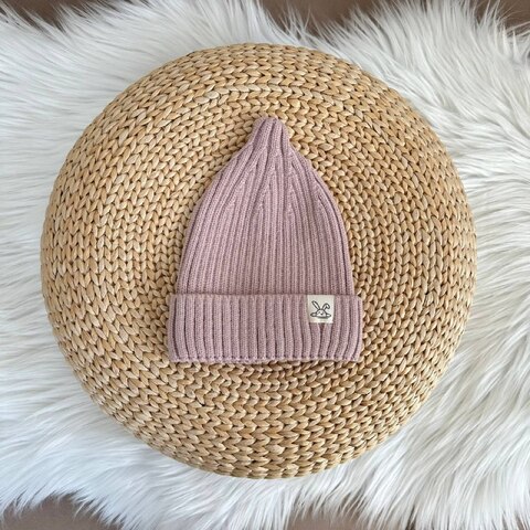 Мягкая вязаная шапочка