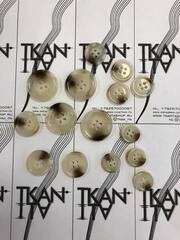 Пуговица пластиковая четырехпрокольная (светлый роговой) (пластик, Светлый роговой беж, 19)