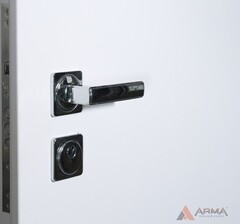Входная белая металлическая дверь  Нео Вайт 22 эмаль белая RAL 9003, без текстуры (фурнитура ХРОМ блестящий)