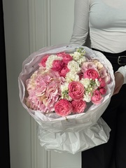 Букет из кустовых роз, гортензии, маттиолы и лизиантуса