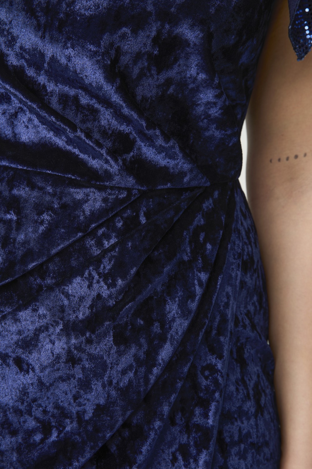 Платье из бархата с драпировкой на одно плечо, синий