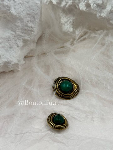 Пуговицы бронзовые неровной формы с зеленым камнем