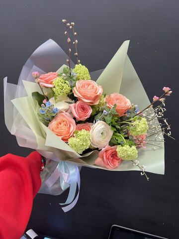 Букет с пионовидной розой и ранункулисами