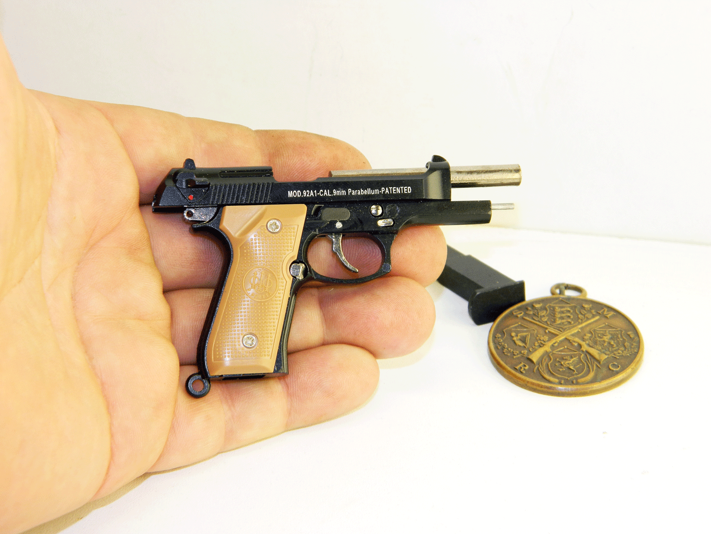 Модель пистолета Colt M1911 масштаб 1:2 из металла