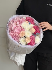 Букет сборный из гортензии, кустовой пионовидной розы, одноголовых роз и оксипеталума