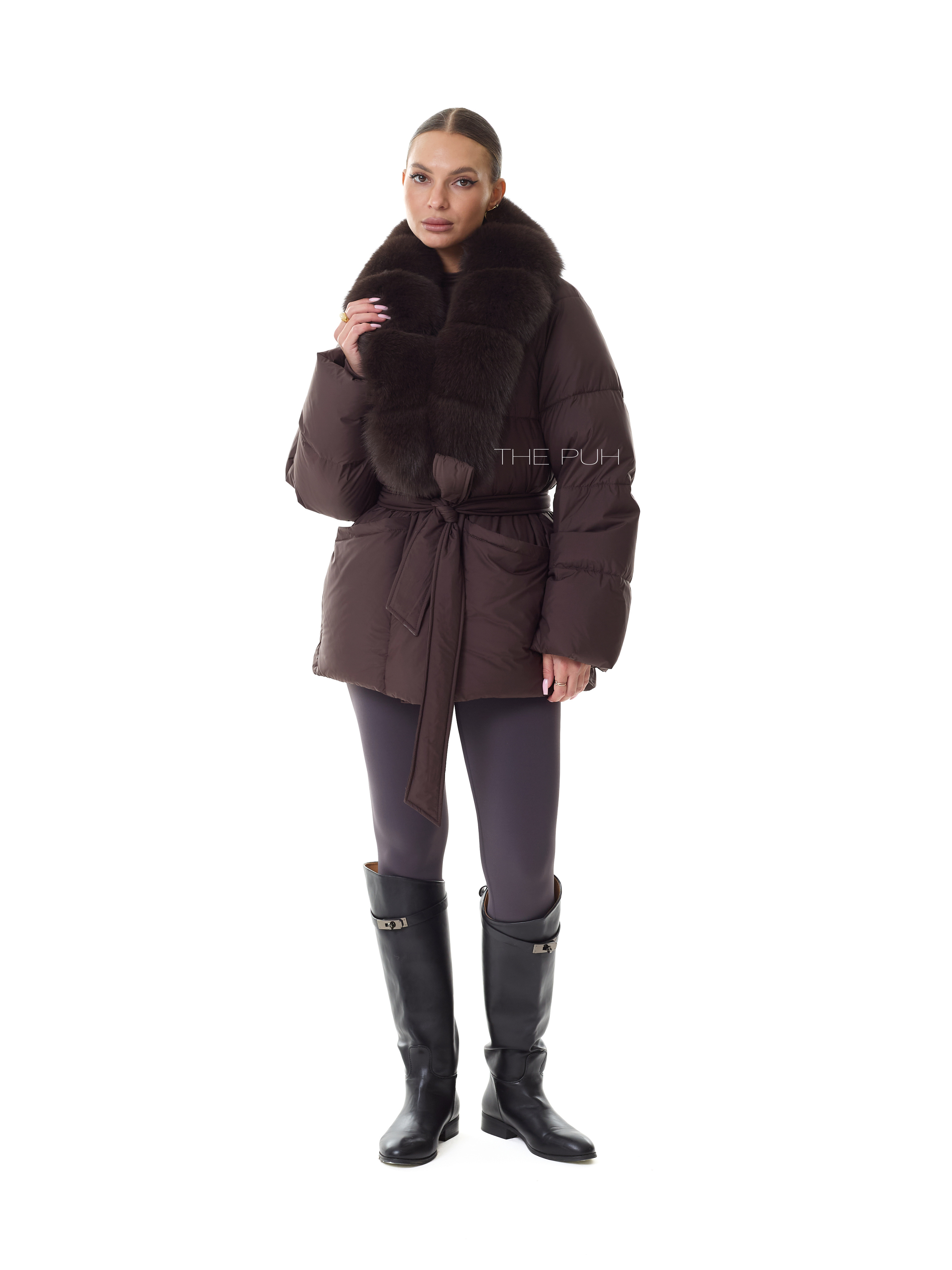 Винный удлиненный пуховик с поясом и меховым воротником
