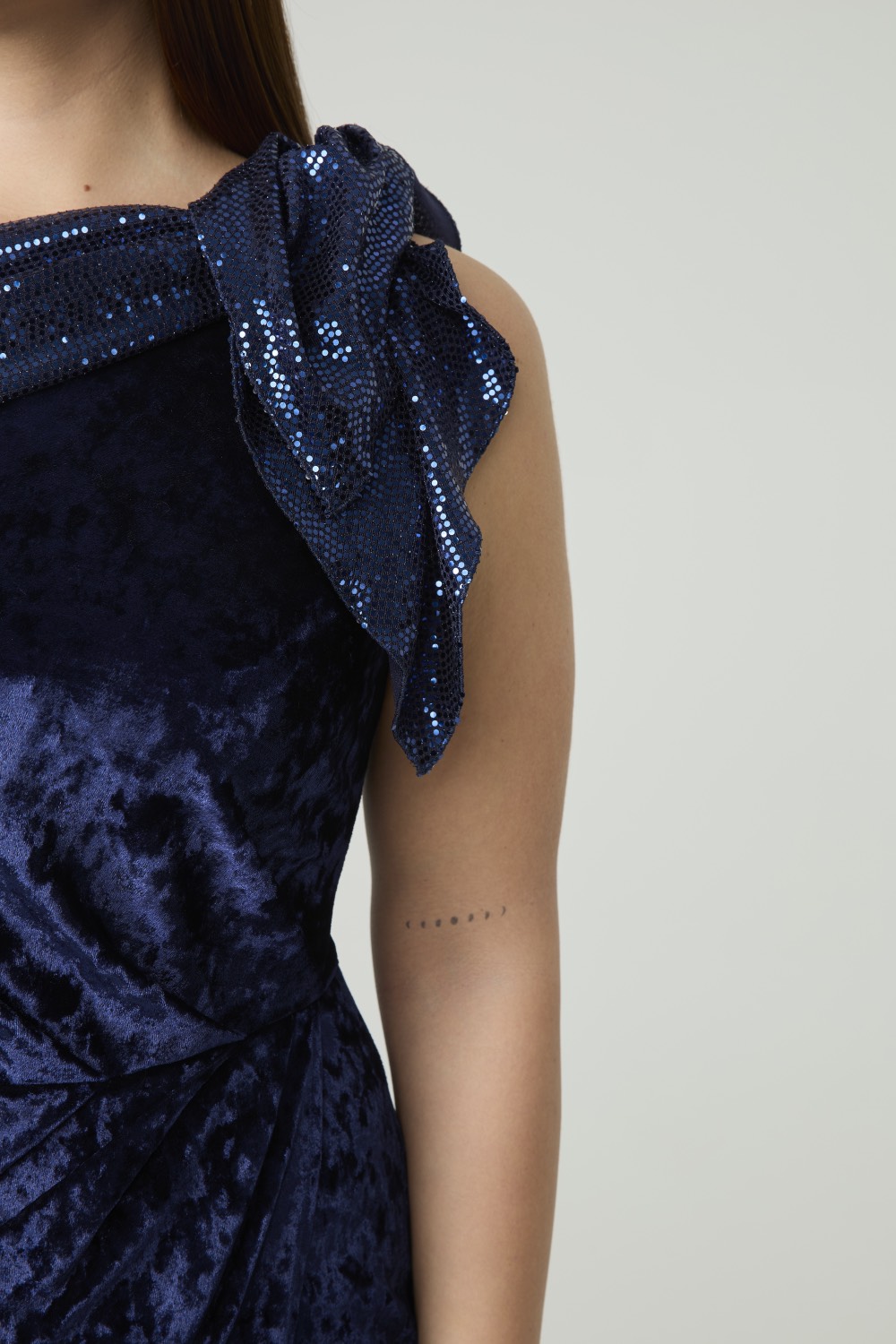 Платье из бархата с драпировкой на одно плечо, синий