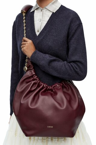 Сумка Loewe Squeeze среднего размера из кожи ягненка наппа бордовый