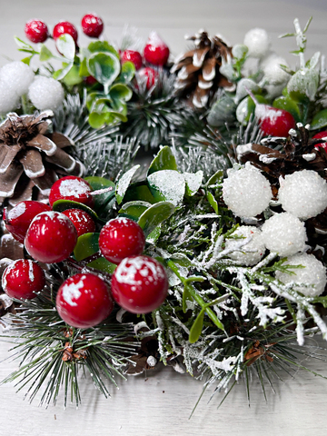 Венок еловый 24см ChristmasDeLuxe с шишками и ягодами заснеженный