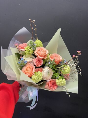 Букет с пионовидной розой и ранункулисами