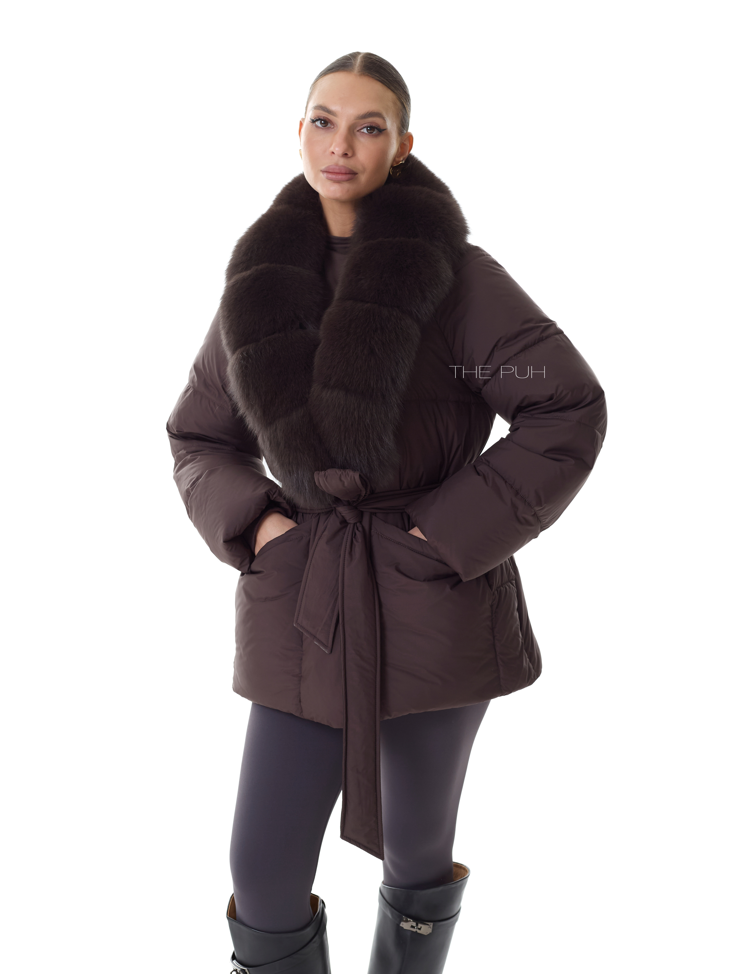 Винный удлиненный пуховик с поясом и меховым воротником