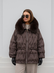 Тонкий шоколадный пуховик с кулиской и меховым капюшоном