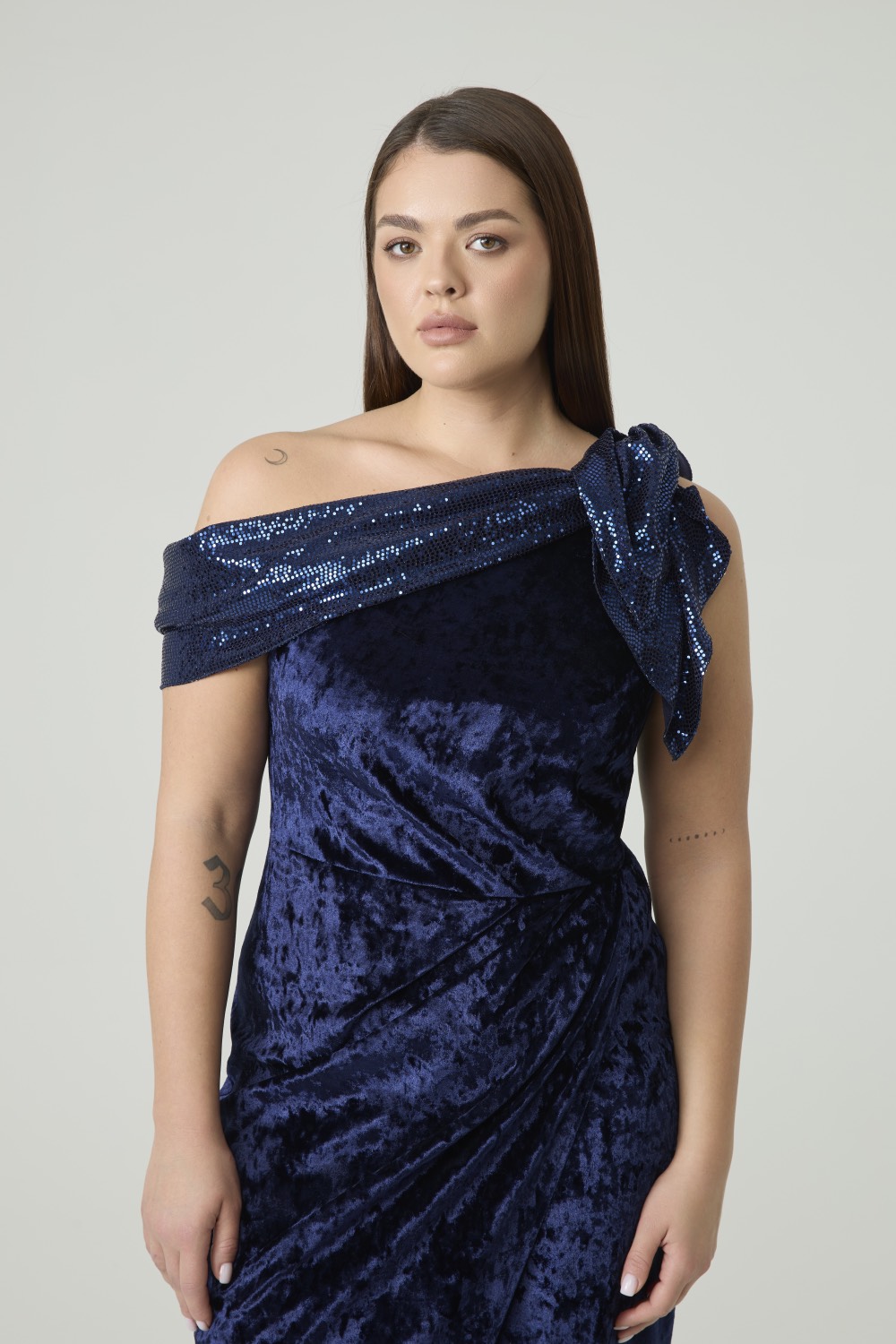 Платье из бархата с драпировкой на одно плечо, синий
