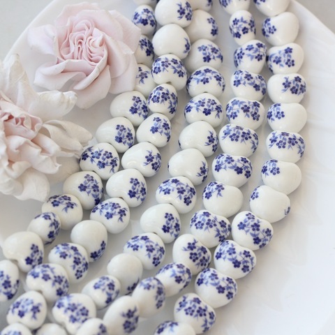 Бусина Сердце, керамика, белая с синей росписью, 17 мм, 1 нить, К109