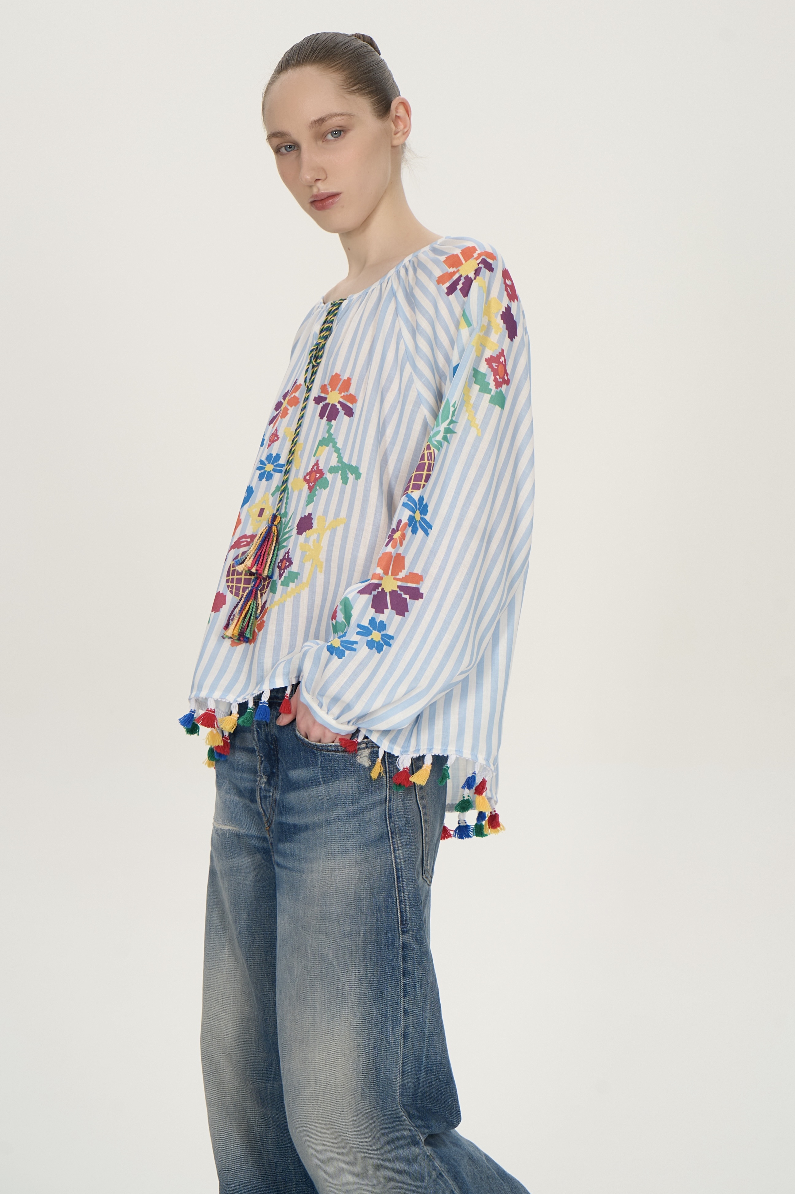 Блуза с цветами и кистями
