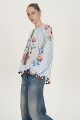 Блуза с цветами и кистями