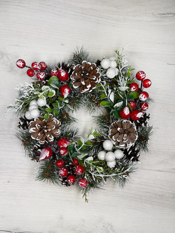 Венок еловый 24см ChristmasDeLuxe с шишками и ягодами заснеженный