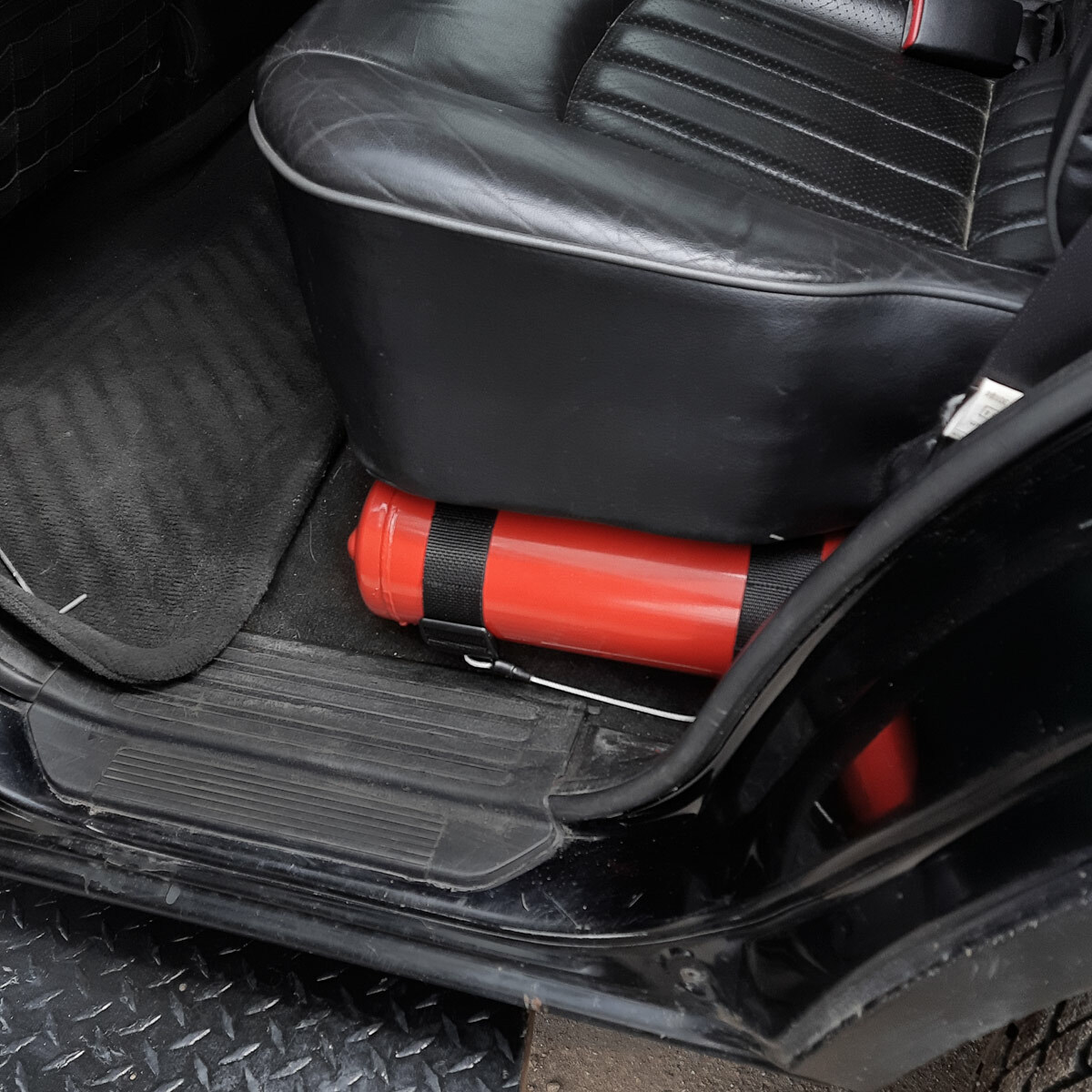 Крепление огнетушителя для автомобиля – купить за 725 ₽ | Tool-Roll