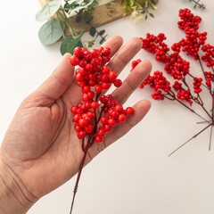 Ягоды Красные, искусственные на ветке 19 см., 5-8 мм., набор 10 шт.