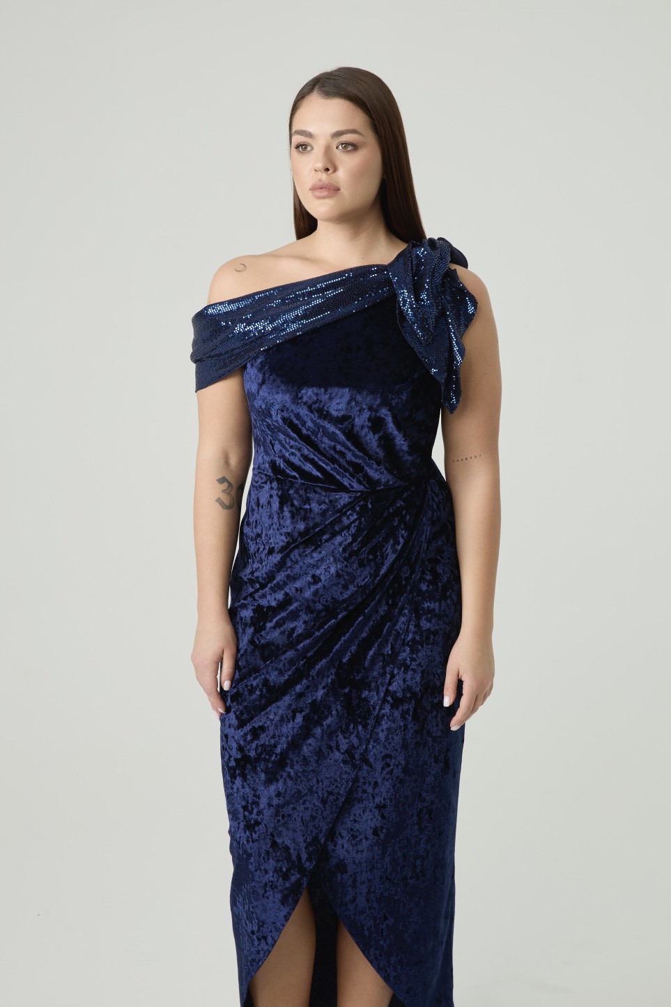 Платье из бархата с драпировкой на одно плечо, синий