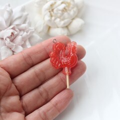 Подвеска Петушок на палочке, красный, 32*25 мм, S002