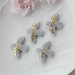 Подвеска фарфоровая Птичка серая с золотом 34*42 мм S049