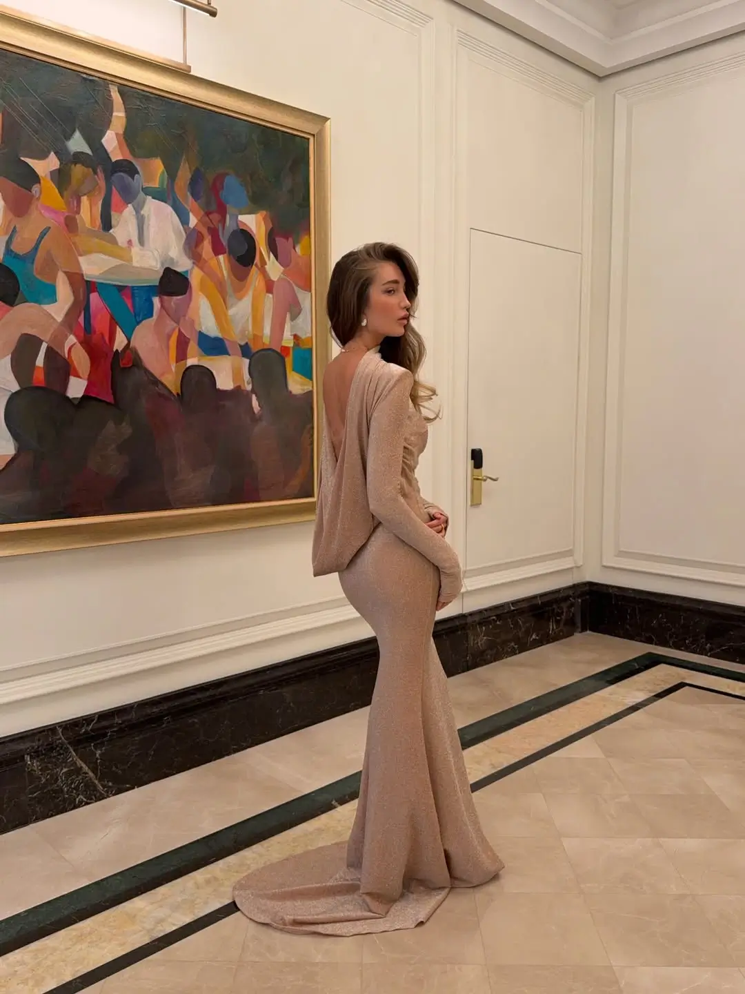 Платье с открытой спиной и шлейфом, Бежевый