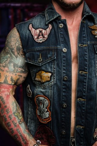 Affliction | Жилет джинсовый мужской JUST RIGHT 110OW284 перед с пэтчами