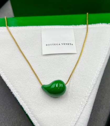 87056- Колье с подвеской капля DROP в стиле BOTTEGA lux с зелёной эмалью