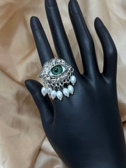 83507- Кольцо EYE green style by Schiaparelli с подвесками из жемчуга