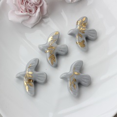 Подвеска фарфоровая Птичка серая с золотом 34*42 мм S049