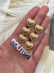 Пуговицы золотистые рельефные в форме сердечка