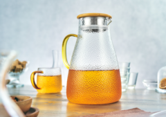 Стеклянный кувшин для воды с желтой ручкой, 1800 мл