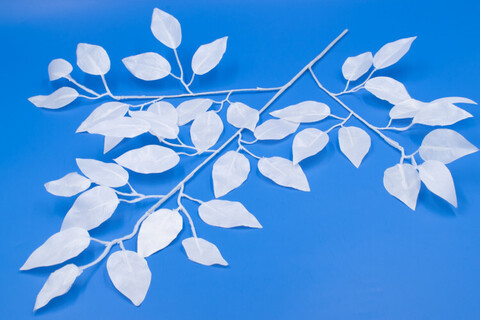 Ветка с белыми листьями 3 ветки 60 см