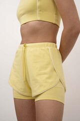 Мини-шорты с контрастным кантом | Последние размеры