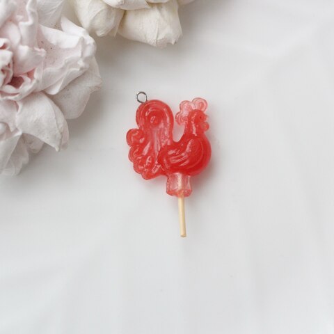 Подвеска Петушок на палочке, красный, 32*25 мм, S002