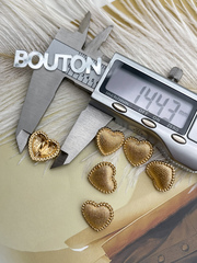 Пуговицы золотистые рельефные в форме сердечка