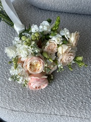 Свадебнй букет из одноголовых пионовидных роз, лизиантуса, маттиолы и диантусов