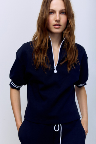 Поло на молнии с контрастными подвязами