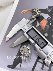 Накладка на пуговицу серебристая круглая в форме цветка