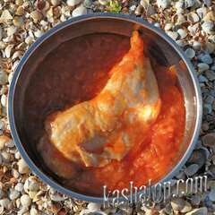 Курица (бедро и голень) в красном овощном соусе в тарелке